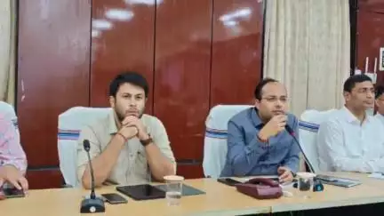 गया टाउन सीडी ब्लॉक: गया समाहरणालय में डीएम ने जिला स्तरीय पदाधिकारियों के साथ साप्ताहिक समीक्षा बैठक की