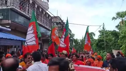 কালীগঞ্জ: কালিগঞ্জ বিধানসভা উপনির্বাচনে বিজেপি প্রার্থী আশীষ ঘোষের প্রচারে মিছিল এবং সভা করলেন শুভেন্দু অধিকারী