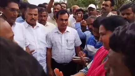 ಬಸವಕಲ್ಯಾಣ: ಗೌರ್ ಬಳಿ ಕಳಪೆ ಗುಣಮಟ್ಟದ ರಸ್ತೆ ನಿರ್ಮಾಣ ಆರೋಪ; ತನಿಖೆಗಾಗಿ ಆಗಮಿಸಿದ ಅಧಿಕಾರಿಗಳ ಎದುರೆ ಬಿಜೆಪಿ ಹಾಗೂ ಕಾಂಗ್ರೆಸ್ ಕಾರ್ಯಕರ್ತರ ವಾಗ್ವಾದ