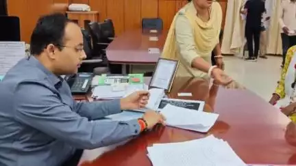 गया टाउन सीडी ब्लॉक: गया समाहरणालय में डीएम ने जनता दरबार में सुनीं 40 आवेदकों की समस्याएँ, अधिकारियों को दिए निर्देश