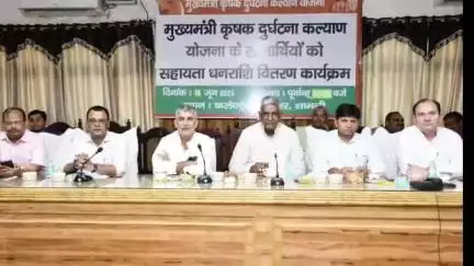 शामली: मुख्यमंत्री कृषक दुर्घटना योजना के तहत शामली में 17 लाभार्थियों को 5-5 लाख रुपये के चेक वितरित किए गए