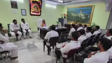 అన్నవరంలో సానిటరీ ఉద్యోగులతో సమీక్ష నిర్వహించిన ఈవోసుబ్బారావు.వర్షాకాలం కావడంతో భక్తులకు సమస్యలు లేకుండా పర్యవేక్షించాలి