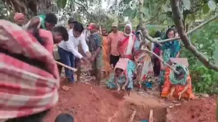 बोलबा: बांसपहार गांव में बोरी में बंद मिले शख्स के शव का अंतिम संस्कार, परिजनों ने कार्रवाई की मांग की