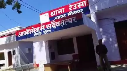 बिसवां: रेउसा के तिलरवा गांव में युवक ने पेड़ से लटक कर लगाई फांसी, वीडियो वायरल, पुलिस ने 5 पर दर्ज किया मुकदमा