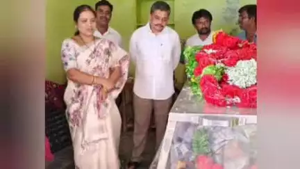 పులివెందుల: అలిరెడ్డిపల్లి లో రామసుబ్బమ్మ మృతదేహానికి నివాళులర్పించిన ఎమ్మెల్సీ భూమిరెడ్డి సతీమణి ఉమాదేవి