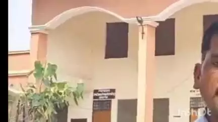 दातागंज: दातागंज तहसील परिसर में नायब तहसीलदार के कार्यालय में पेट्रोल डालकर आत्मदाह की कोशिश