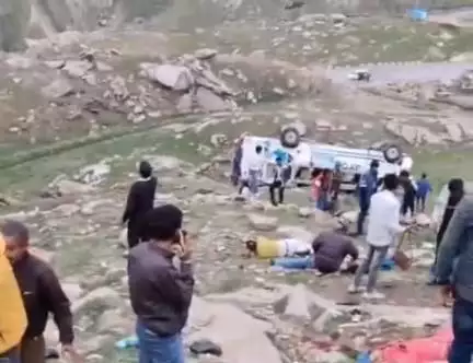 स्पीति: ग्रामफू के समीप कोकसर-रोहतांग मार्ग पर टेम्पो ट्रैवलर दुर्घटनाग्रस्त, कई लोग हुए घायल