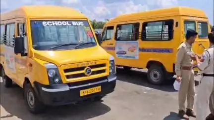 शाजापुर: नए शिक्षण सत्र के साथ शाजापुर में यातायात पुलिस ने स्कूली बसों की जांच को लेकर चलाया अभियान, 40 बसों की हुई जांच
