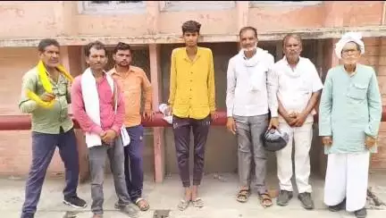 चरखारी: सुरजना गांव में 4 दिन पहले घर से लापता हुए अधेड़ का झाड़ियों में मिला शव, जमीनी विवाद में भाइयों पर हत्या का लगा आरोप