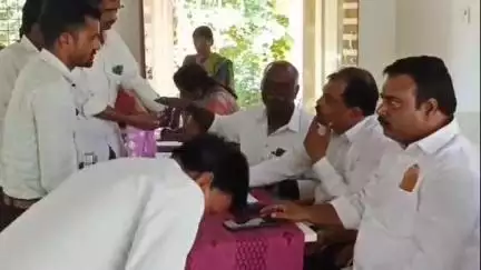 బోధన్: ఎడపల్లిలో నిర్వహించిన భూ సదస్సులో పాల్గొన్న తాసిల్దార్, ప్రజల నుంచి అర్జీల స్వీకరణ