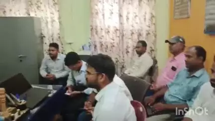 कल्याणपुर: कल्याणपुर में सीओ ने राजस्व कर्मचारियों के साथ की बैठक