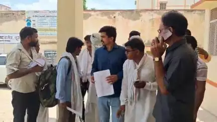चूरू: गांव खंडवा के ग्रामीण पहुंचे चूरू कलेक्ट्रेट, कुंड निर्माण के भुगतान व पीएचसी की समस्या समाधान की मांग
#jansamsya