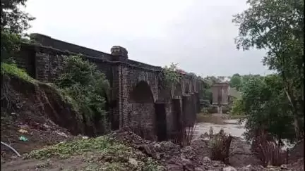 सातारा: सातारा लातूर राष्ट्रीय महामार्गावरील पुलाची 110 वर्षांची धोकादायक वाटचाल; राजेंद्र चोरगे यांचा आरोप #jansamasya