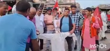 मोहिउद्दीननगर: मदुदाबाद में बिहार प्रांतीय खेतिहर मजदूर यूनियन के कार्यकर्ताओं ने सीएम नीतीश कुमार का पुतला फूंका