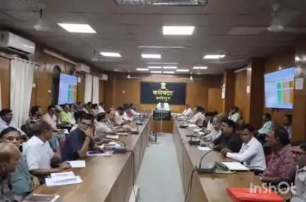 श्योपुर: समय सीमा प्रकरणों की हुई बैठक, सीईओ ने कहा- आयुष्मान कार्ड बनाकर सभी 17 विभागों की योजनाओं का लाभ दें