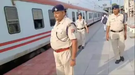 পাড়া: আনাড়া রেলওয়ে স্টেশনে ট্রেনের প্রতিবন্ধী কামরায় ওঠার জন্য, মহিলা কামরায় ওঠার জন্য ৭ জনকে গ্রেফতার করলো আরপিএফ