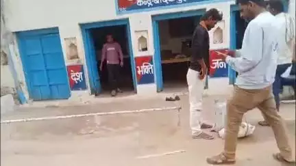 दमोह: भगवती मानव कल्याण संगठन ने पुलिस की मदद से आनू फाटक से डेढ़ पेटी अवैध देशी शराब जब्त कराई