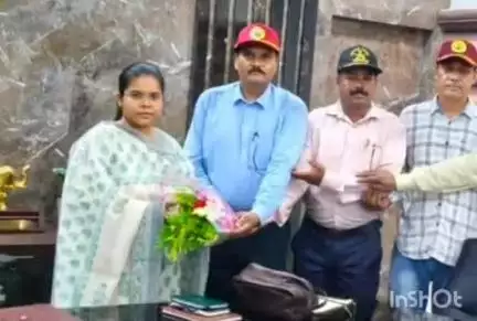 चतरा: पुर्व सैनिक वेलफेयर ट्रस्ट एसोसिएशन ने समाहरणालय में उपायुक्त से की शिष्टाचार भेंट