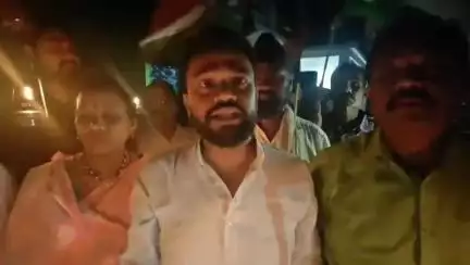 जगदलपुर: वीर सावरकर वार्ड सहित विभिन्न वार्डों में पसरा अंधेरा, कांग्रेस ने विरोध में किया कैंडल मार्च