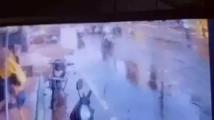 बीना: सर्वोदय चौराहे के पास ट्रैक्टर की चपेट में आने से बाइक चालक घायल, दुकानदारों ने अस्पताल में कराया भर्ती