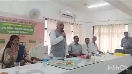 भोगनीपुर: भोगनीपुर तहसील में केबिनेट मंत्री राकेश सचान ने मुख्यमंत्री कृषक दुर्घटना कल्याण योजना के लाभार्थियों को चेक वितरित की