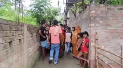 সুতি ২: স্ত্রীকে নৃশংস খুন স্বামীর, তিন সন্তানের সামনেই ঘটল ঘটনা সুতি থানায় এলাকার ঘটনা