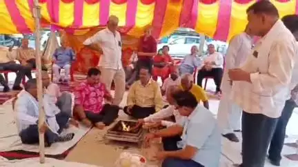 लाडपुरा: कोटा में राजस्थान तकनीकी विश्वविद्यालय के रिटायर्ड व सेवारत कर्मचारियों ने धरना प्रदर्शन कर नारेबाजी की