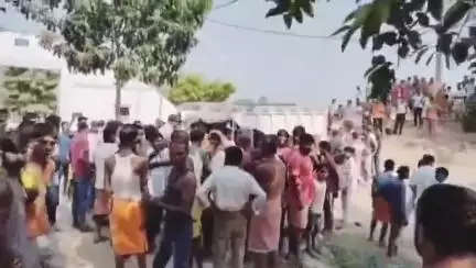 दरभंगा: शराब से भरी पिकअप गाड़ी की सूचना पर दरभंगा उत्पाद विभाग ने किया पीछा, शराब तस्कर गाड़ी लेकर भागे