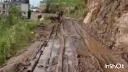 ननखड़ी: ननखड़ी टिक्कर सड़क की खस्ता हालत बनी भगवानों की परेशानी