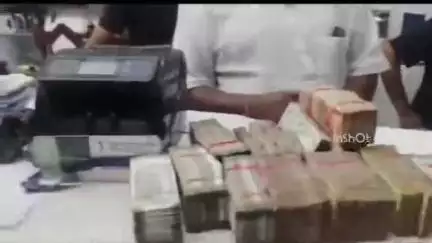 घोड़ासहन: घोड़ासहन के जिओ डिजिटल मार्ट में पुलिस ने की छापेमारी, ₹17 लाख बरामद कर जब्त किए