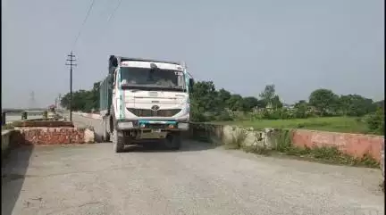 ताजेवाला में सिंचाई विभाग के पुलों से गुजर रहे है भारी वाहन स्थानीय लोगों ने की रोक की मांग।