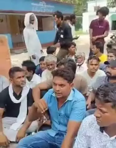 पोठिया: पोठिया चौक और मुख्यालय में लोगों ने बिजली विभाग के खिलाफ जताया विरोध