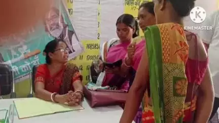 गोबिंदपुर राजनगर: जुमाल में धरती आबा जनजातीय ग्राम उत्कर्ष अभियान के तहत शिविर लगा, कल्याणकारी योजनाओं की जानकारी दी गई