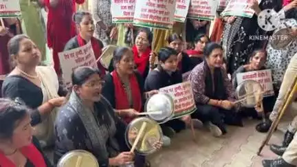 देहरादून: महिला कांग्रेस के पदाधिकारियों ने महिला अपराध को लेकर देहरादून महिला बाल आयोग कार्यालय के बाहर किया प्रदर्शन