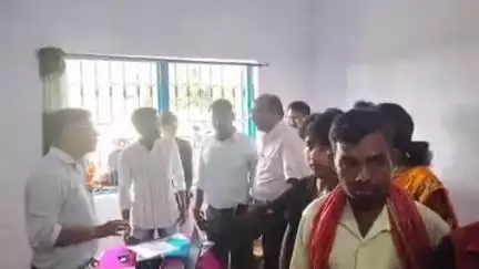 टुंडी : जांताखुटी के दलुगोड़ा में धरती आबा जनजातीय ग्राम उत्कर्ष अभियान के तहत शिविर का हुआ आयोजन ।
