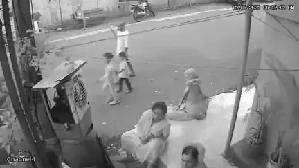 हवेली: घोरपडी, मिलिंद नगर येथे दारुड्या रिक्षावाल्याने रस्त्याच्या कडेला बाकड्यावर बसलेल्या व्यक्तीच्या अंगावर रिक्षा घातली.