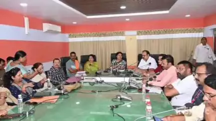 कटनी: मिशन चौक नगर निगम में महापौर प्रीति संजीव सुरी की अध्यक्षता में स्कूलों की व्यवस्था सुधारने के लिए बैठक