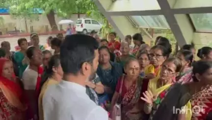 ठाणे: जागतिक घर कामगार दिनानिमित्त आमदार संजय केळकर यांनी घर कामगार महिलांची भेट घेऊन दिल्या शुभेच्छा