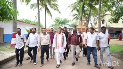 ପିପିଲି: ଡେଲାଙ୍ଗ ବ୍ଲକ୍ ବରବୋଇ ସ୍ଥିତ ବୃଦ୍ଧାଶ୍ରମକୁ ଗସ୍ତକରି ବରିଷ୍ଠ ନାଗରିକ ମାନଙ୍କୁ ନୂତନ ବସ୍ତ୍ର ପ୍ରଦାନ କଲେ ସ୍ଥାନୀୟ ବିଧାୟକ ଓ ସାଂସଦ