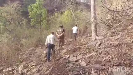 मानिकपुर: बांडा बाबा की पहाड़ी में इतिहासकारों की टीम को मिले हजारों वर्ष पुराने धार्मिक संकेत वाले शैलचित्र