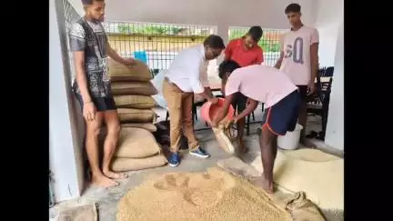 जगदीशपुर: वेलफेयर एसटी हॉस्टल के छात्रों के बीच अधीक्षक ने खाद्यान्न का वितरण कराया