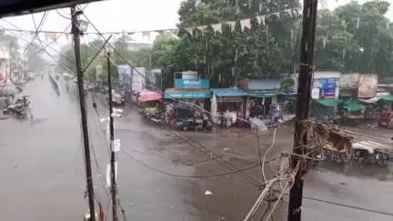 વાઘોડિયા: ગટરના દૂષિત પાણી વરસાદી કાસ મારફતે નગરના મુખ્ય બજારમાં વહેતા નગરજનોઅને વેપારીને ભારે હાલાકી