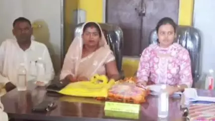 नासरीगंज: नवपदस्थापित पंचायती राज पदाधिकारी ने कैथी पंचायत में कार्यालय और पुस्तकालय का किया निरीक्षण