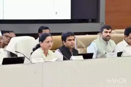 चंद्रपूर: जिल्हाधिकारी कार्यालय, नियोजन भवन येथे जिल्ह्याच्या सर्वांगीण विकासासंदर्भात खा. धानोरकर यांची विविध मुद्द्यांवर चर्चा