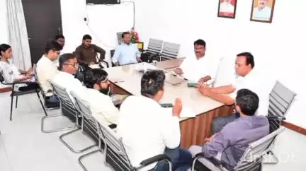 उज्जैन शहर: नगर निगम सभाकक्ष में महापौर ने शहर के मार्ग चौड़ीकरण कार्य की समीक्षा बैठक की, दिए निर्देश
