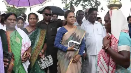 चान्हो: टांगर बाज़ार में कृषि मंत्री शिल्पी नेहा तिर्की ने शेड निर्माण योजना का शिलान्यास किया