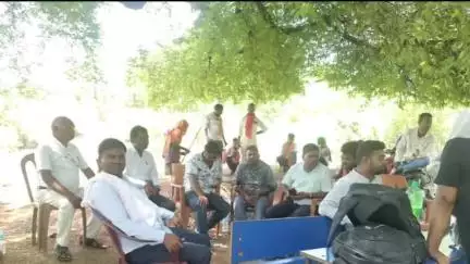 सतबरवा: धरती आबा जन भागीदारी अभियान के तहत पोंची पंचायत के लेदवाखांड परहिया टोला में सोमवार को शिविर का आयोजन