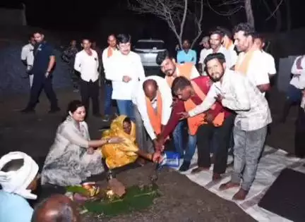 सहसपुर लोहारा: ग्राम मथानी कला में लाखों की लागत से निर्मित सामुदायिक भवन का विधायक भावना बोहरा ने किया भूमिपूजन