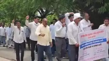 खंडवा नगर: 12 सूत्री मांगों को लेकर सचिव संघ ने खंडवा कलेक्ट्रेट में रैली निकाली