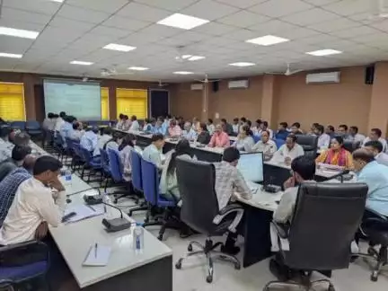 अलीराजपुर: कलेक्टर डॉ. अभय अरविंद बेड़ेकर की अध्यक्षता में जिला कलेक्ट्रेट कार्यालय में समयावधि पत्रों की समीक्षा बैठक आयोजित